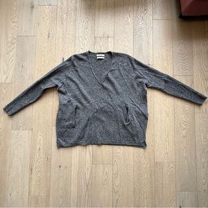 Aritzia Babaton Gray V-Neck Women's Top Size S-M